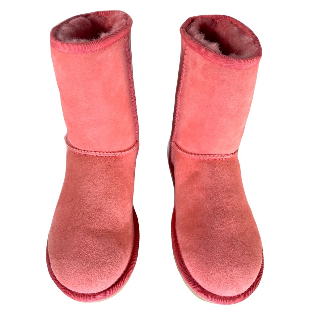 UGG Classic Short II Genuine Shearling Lined Short
Boot Size 6